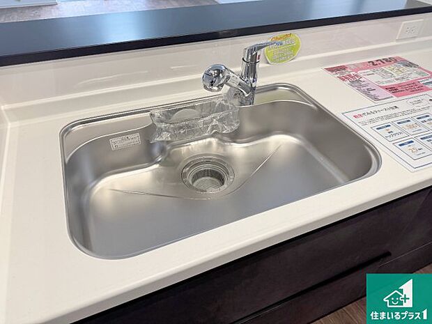 【キッチンシンク】蛇口の先端に浄水器を内蔵しています!原水と浄水、お湯と冷水、シャワーの切替えがワンタッチなので用途によって使い分けられます。