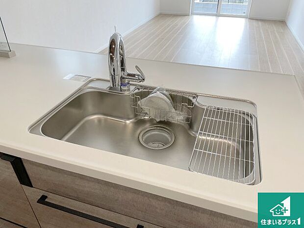 【キッチンシンク】蛇口の先端に浄水器を内蔵しています!原水と浄水、お湯と冷水、シャワーの切替えがワンタッチなので用途によって使い分けられます。