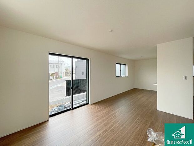 【居間・リビング】日当たり良好の明るいリビングで朝の目覚めもスッキリできそう!対面キッチンでご家族のコミュニケーションも自然と増える設計!小さなお子様が遊ぶスペースを作っても広々とくつろげるLDK!