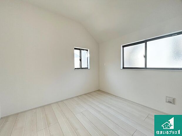 【洋室】シンプルな洋室は、自分好みのインテリアが楽しめます♪ご家族とインテリアや家具を選びに行くのは新築購入時の醍醐味の一つです。ぜひお楽しみください♪