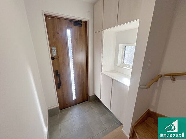 【玄関】シューズボックスにはたくさんの靴が収納できるので玄関周りはいつもスッキリ!ご家族が増えても安心!