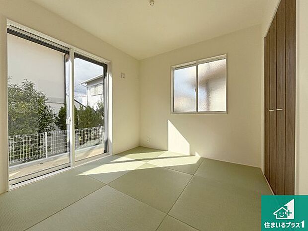 【和室】一室あると便利な和室は客間としてだけでなく、小さなお子様のプレイルームや食後のくつろぎスペースとしてもご利用いただけます。収納もついていますので大活躍間違いなし！