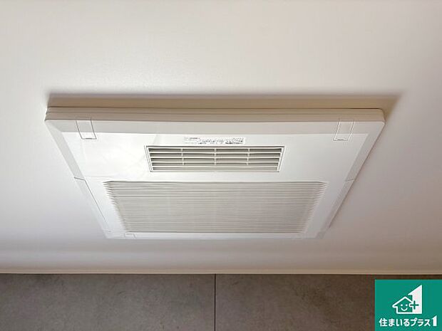 【浴室暖房乾燥機】四季を通して快適なバスライフをお手伝いする浴室暖房乾燥機！浴室の乾燥・暖房・涼風・換気はもちろん、２４時間換気にも対応！ 