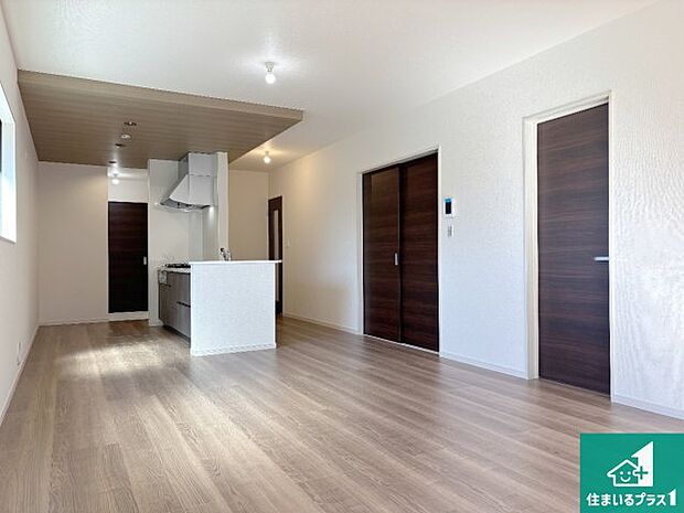 【居間・リビング】日当たり良好の明るいリビングで朝の目覚めもスッキリできそう!対面キッチンでご家族のコミュニケーションも自然と増える設計!小さなお子様が遊ぶスペースを作っても広々とくつろげるLDK!