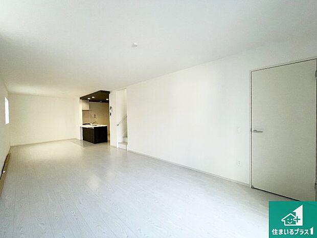 【居間・リビング】日当たり良好の明るいリビングで朝の目覚めもスッキリできそう!対面キッチンでご家族のコミュニケーションも自然と増える設計!小さなお子様が遊ぶスペースを作っても広々とくつろげるLDK!