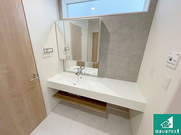 【独立洗面台】清潔感のある洗面台です。フラットな鏡は掃除がしやすく毎日清潔!鏡裏には収納があるのでスッキリとした洗面台が保てます。