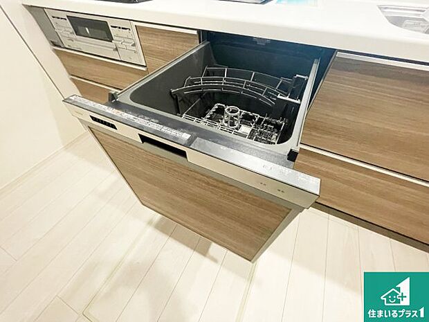 【食器洗浄乾燥機】食事後の一仕事、食器洗いをボタン一つでお任せできちゃいます!場所を取らないビルトイン式なので、お料理スペースもしっかり確保!