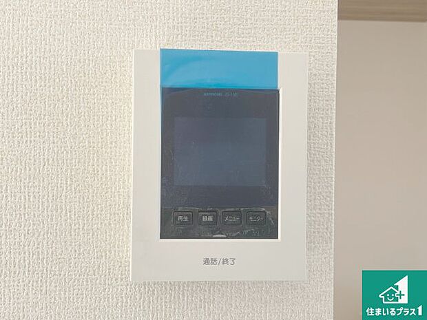 【カラーモニターインターホン】声だけでなく来訪者の姿や顔がモニターで確認できるので、小さなお子様がいらっしゃるご家庭でも安心できます!