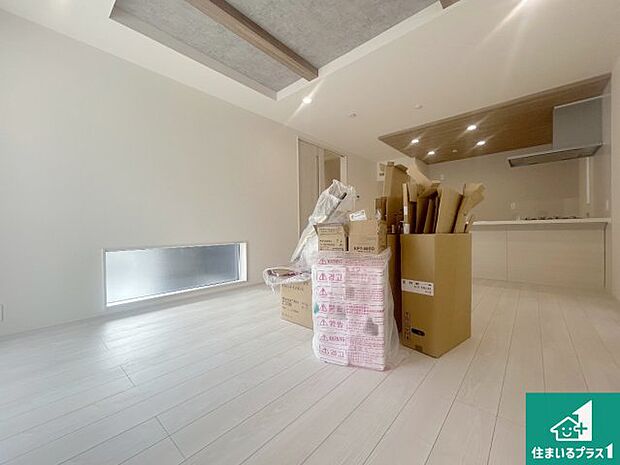 【居間・リビング】日当たり良好の明るいリビングで朝の目覚めもスッキリできそう!対面キッチンでご家族のコミュニケーションも自然と増える設計!小さなお子様が遊ぶスペースを作っても広々とくつろげるLDK!