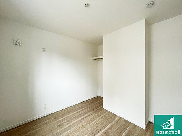 【洋室】シンプルな洋室は、自分好みのインテリアが楽しめます♪ご家族とインテリアや家具を選びに行くのは新築購入時の醍醐味の一つです。ぜひお楽しみください♪