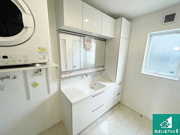 【独立洗面台】大きな洗面台は朝の混み合う時間でも、ご家族が並んで利用できます。収納もかなり多いので洗面所をスッキリ片付けることができます。