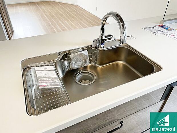 【キッチンシンク】蛇口の先端に浄水器を内蔵しています!原水と浄水、お湯と冷水、シャワーの切替えがワンタッチなので用途によって使い分けられます。
