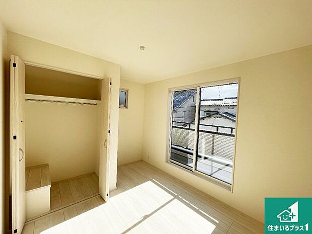 【洋室】寝室は心地よい眠りについてもらいたくて、シンプルかつ開放的な空間な設計にしています!大きな窓から差し込む日が心地いいです♪