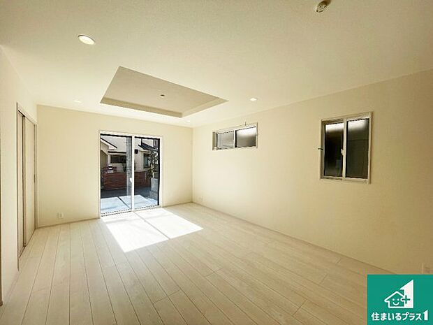 【居間・リビング】日当たり良好の明るいリビングで朝の目覚めもスッキリできそう!対面キッチンでご家族のコミュニケーションも自然と増える設計!小さなお子様が遊ぶスペースを作っても広々とくつろげるLDK!