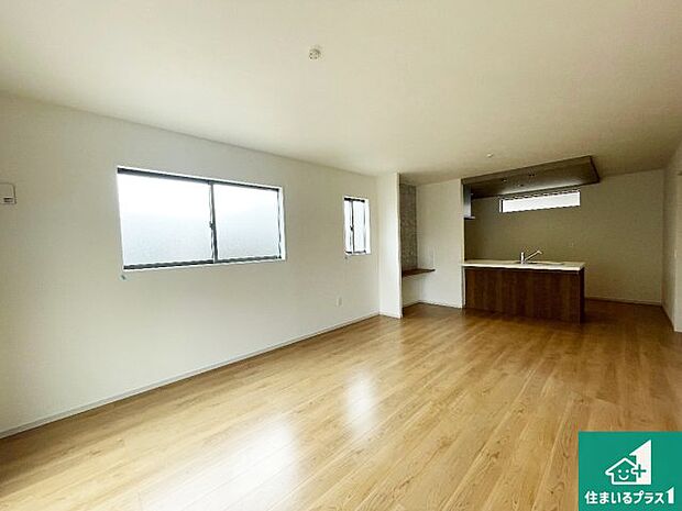 【居間・リビング】シンプルなリビングは、観葉植物等のインテリアを楽しめますね!パパ好みにも、ママ好みにも家具次第で雰囲気を変えることができます!