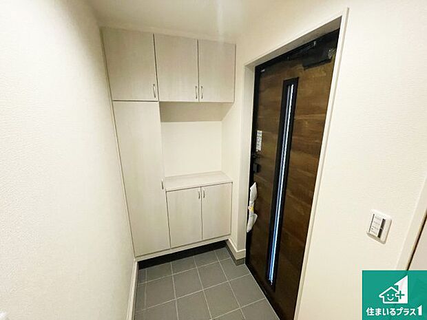 【玄関】シューズボックスにはたくさんの靴が収納できるので玄関周りはいつもスッキリ!ご家族が増えても安心!