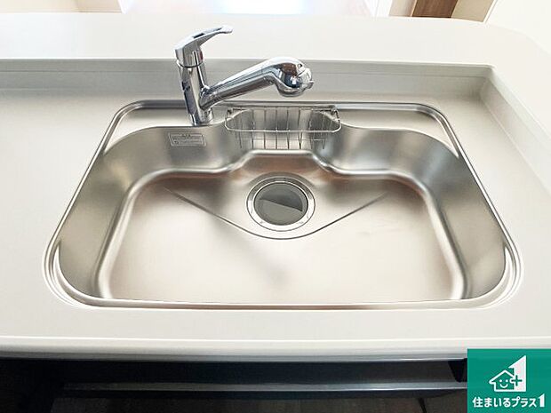 【キッチンシンク】蛇口の先端に浄水器を内蔵しています!原水と浄水、お湯と冷水、シャワーの切替えがワンタッチなので用途によって使い分けられます。