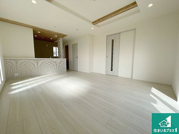 【居間・リビング】日当たり良好の明るいリビングで朝の目覚めもスッキリできそう!対面キッチンでご家族のコミュニケーションも自然と増える設計!小さなお子様が遊ぶスペースを作っても広々とくつろげるLDK!