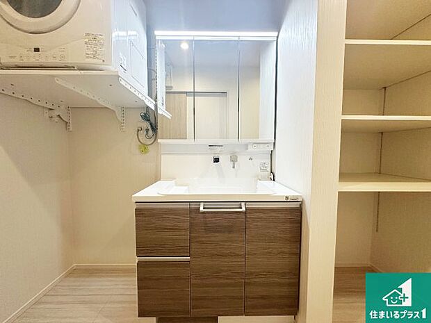 【独立洗面台】清潔感のある洗面台です。フラットな鏡は掃除がしやすく毎日清潔！鏡裏には収納があるのでスッキリとした洗面台が保てます。