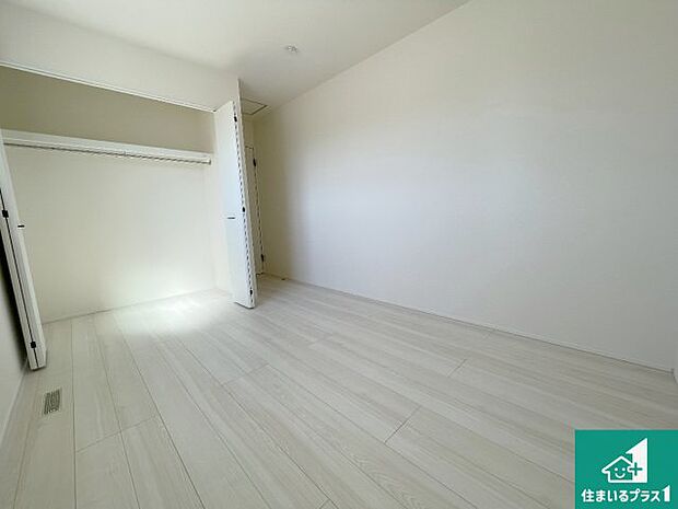 【洋室】シンプルな洋室は、自分好みのインテリアが楽しめます♪ご家族とインテリアや家具を選びに行くのは新築購入時の醍醐味の一つです。ぜひお楽しみください♪