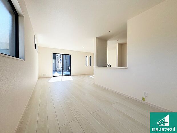 【居間・リビング】日当たり良好の明るいリビングで朝の目覚めもスッキリできそう!対面キッチンでご家族のコミュニケーションも自然と増える設計!小さなお子様が遊ぶスペースを作っても広々とくつろげるLDK!