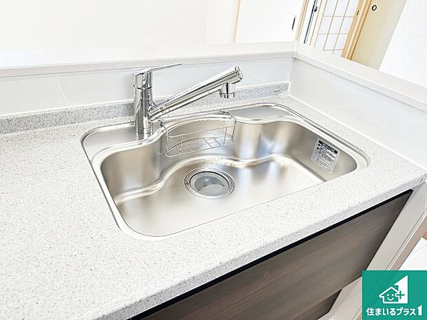 【キッチンシンク】蛇口の先端に浄水器を内蔵しています！原水と浄水、お湯と冷水、シャワーの切替えがワンタッチなので用途によって使い分けられます。