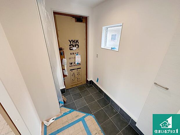 【玄関】シューズボックスにはたくさんの靴が収納できるので玄関周りはいつもスッキリ！ご家族が増えても安心！