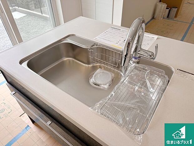 【キッチンシンク】蛇口の先端に浄水器を内蔵しています!原水と浄水、お湯と冷水、シャワーの切替えがワンタッチなので用途によって使い分けられます。