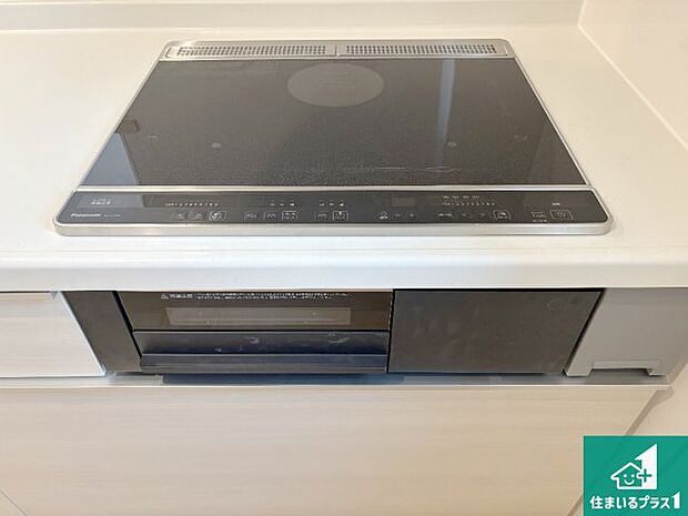 【コンロ】火を使わないので、安心なIHコンロ!でこぼこが無い構造なので、掃除もしやすく清潔に保てます!
