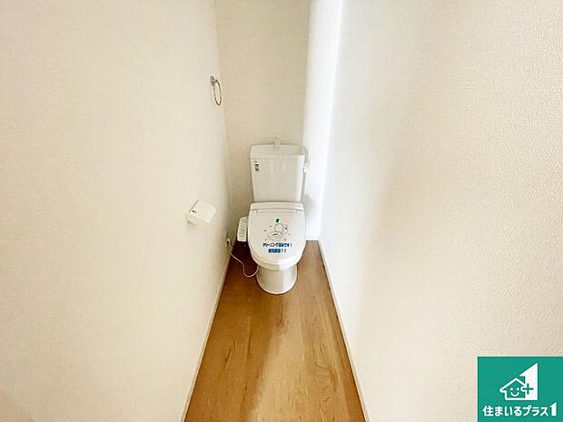 【トイレ】1・2階の2ヶ所にあるので、朝の忙しい時間の順番待ちもなく、深夜の利用にも大変便利です。