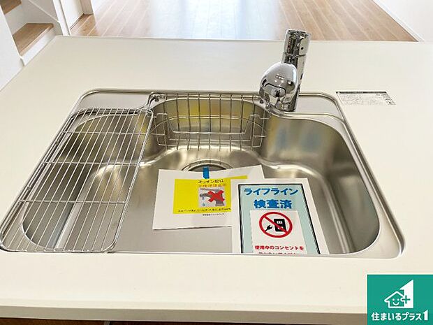 【キッチンシンク】蛇口の先端に浄水器を内蔵しています!原水と浄水、お湯と冷水、シャワーの切替えがワンタッチなので用途によって使い分けられます。