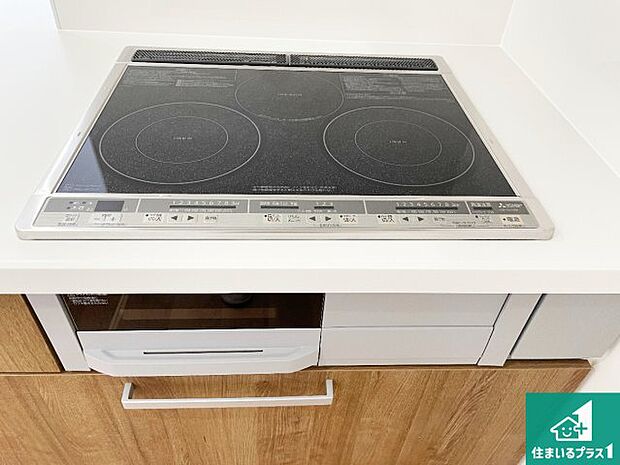 【コンロ】火を使わないので、安心なIHコンロ!でこぼこが無い構造なので、掃除もしやすく清潔に保てます!
