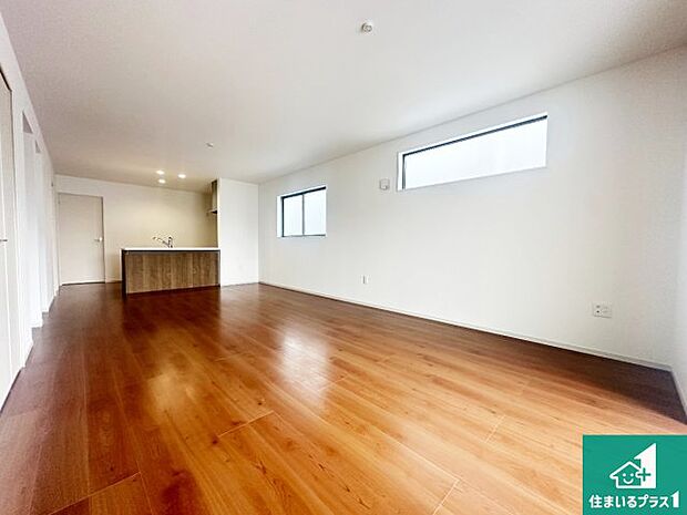 【居間・リビング】日当たり良好の明るいリビングで朝の目覚めもスッキリできそう!対面キッチンでご家族のコミュニケーションも自然と増える設計!小さなお子様が遊ぶスペースを作っても広々とくつろげるLDK!