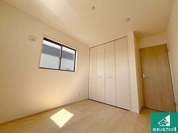 【洋室】シンプルな洋室は、自分好みのインテリアが楽しめます♪ご家族とインテリアや家具を選びに行くのは新築購入時の醍醐味の一つです。ぜひお楽しみください♪