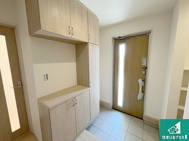 【玄関】シューズボックスにはたくさんの靴が収納できるので玄関周りはいつもスッキリ！ご家族が増えても安心！