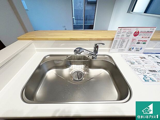 【キッチンシンク】蛇口の先端に浄水器を内蔵しています!原水と浄水、お湯と冷水、シャワーの切替えがワンタッチなので用途によって使い分けられます。