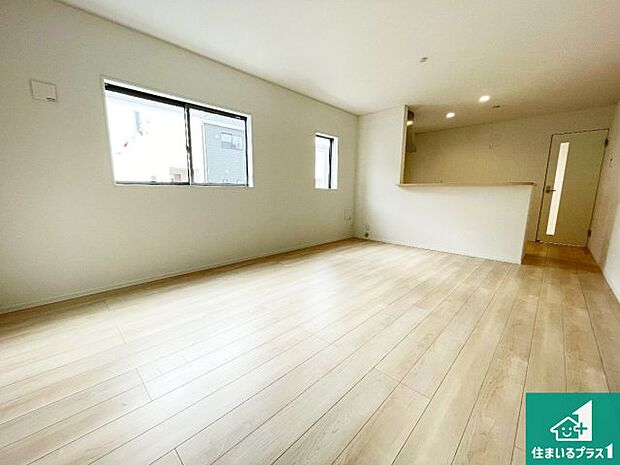 【居間・リビング】日当たり良好の明るいリビングで朝の目覚めもスッキリできそう!対面キッチンでご家族のコミュニケーションも自然と増える設計!小さなお子様が遊ぶスペースを作っても広々とくつろげるLDK!