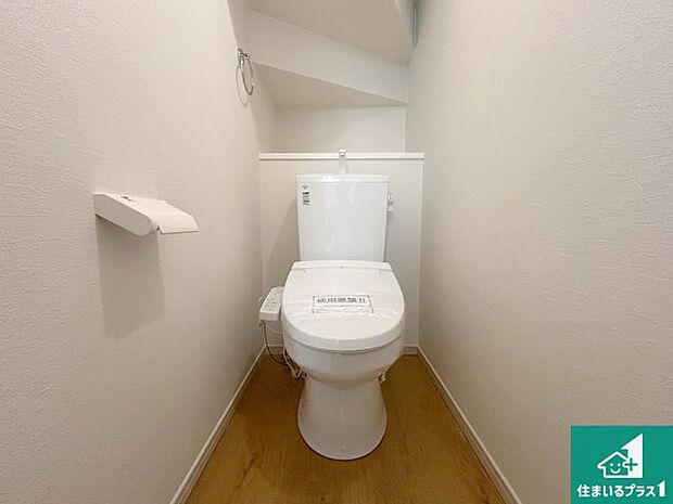 【トイレ】1・2階の2ヶ所にあるので、朝の忙しい時間の順番待ちもなく、深夜の利用にも大変便利です。