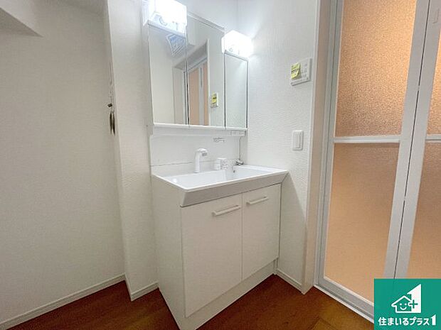 【独立洗面台】清潔感のある洗面台です。フラットな鏡は掃除がしやすく毎日清潔！鏡裏には収納があるのでスッキリとした洗面台が保てます。