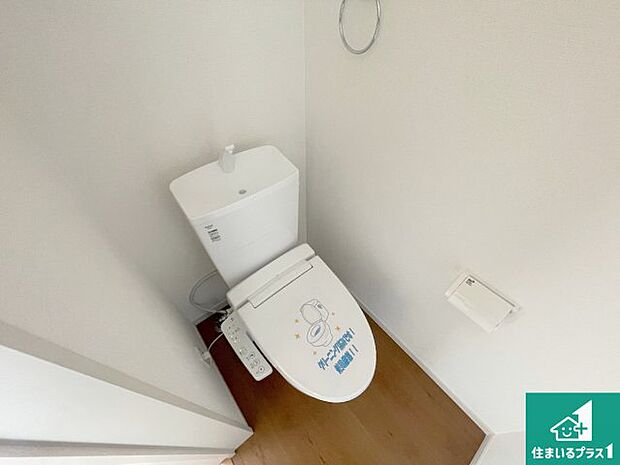 【トイレ】1・2階の2ヶ所にあるので、朝の忙しい時間の順番待ちもなく、深夜の利用にも大変便利です。