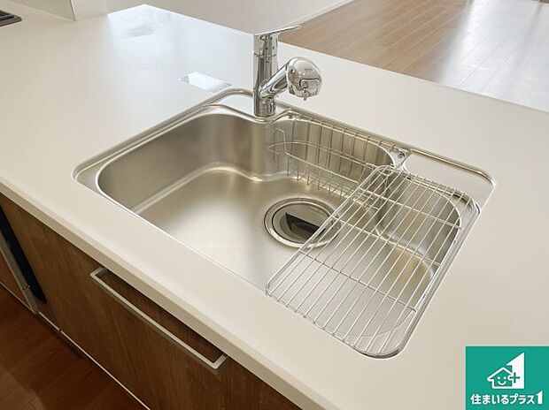 【キッチンシンク】蛇口の先端に浄水器を内蔵しています!原水と浄水、お湯と冷水、シャワーの切替えがワンタッチなので用途によって使い分けられます。