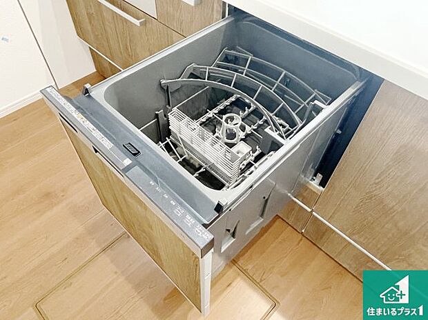 【食器洗い乾燥機】食事後の一仕事、食器洗いをボタン一つでお任せできちゃいます!場所を取らないビルトイン式なので、お料理スペースもしっかり確保!