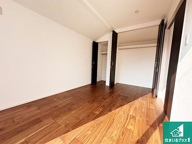 【洋室】シンプルな洋室は、自分好みのインテリアが楽しめます♪ご家族とインテリアや家具を選びに行くのは新築購入時の醍醐味の一つです。ぜひお楽しみください♪