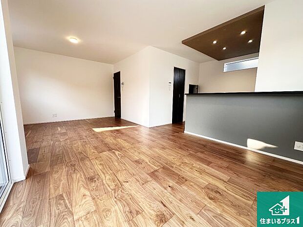 【居間・リビング】日当たり良好の明るいリビングで朝の目覚めもスッキリできそう!対面キッチンでご家族のコミュニケーションも自然と増える設計!小さなお子様が遊ぶスペースを作っても広々とくつろげるLDK!