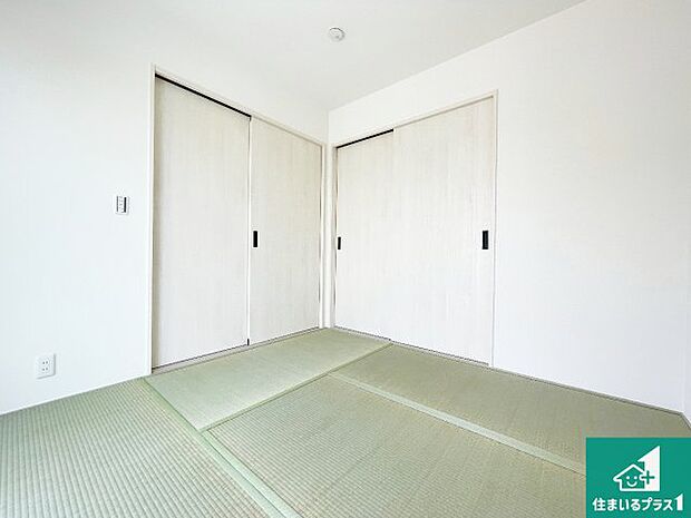 【和室】一室あると便利な和室は客間としてだけでなく、小さなお子様のプレイルームや食後のくつろぎスペースとしてもご利用いただけます。収納もついていますので大活躍間違いなし!