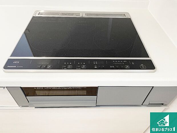 【コンロ】火を使わないので、安心なIHコンロ!でこぼこが無い構造なので、掃除もしやすく清潔に保てます!