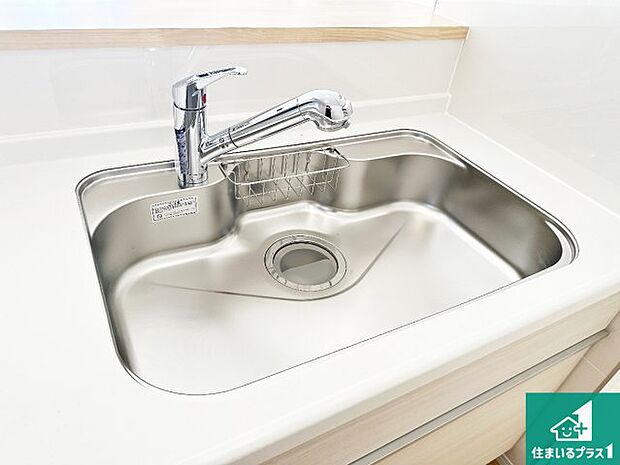 【キッチンシンク】蛇口の先端に浄水器を内蔵しています!原水と浄水、お湯と冷水、シャワーの切替えがワンタッチなので用途によって使い分けられます。
