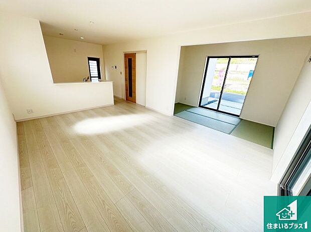 【居間・リビング】日当たり良好の明るいリビングで朝の目覚めもスッキリできそう!対面キッチンでご家族のコミュニケーションも自然と増える設計!小さなお子様が遊ぶスペースを作っても広々とくつろげるLDK!