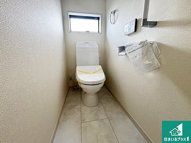 【トイレ】1・2階の2ヶ所にあるので、朝の忙しい時間の順番待ちもなく、深夜の利用にも大変便利です。