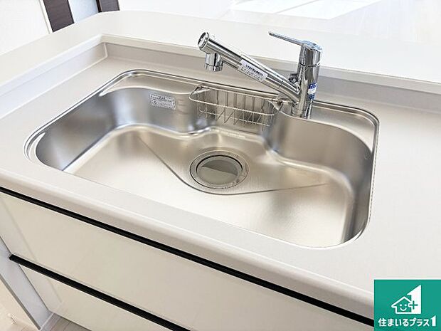 【キッチンシンク】蛇口の先端に浄水器を内蔵しています!原水と浄水、お湯と冷水、シャワーの切替えがワンタッチなので用途によって使い分けられます。